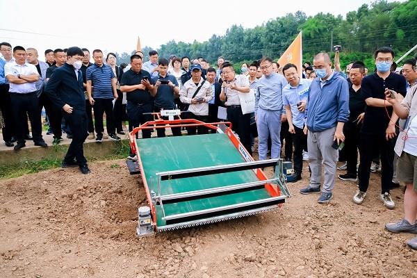 省力科技智能蔬菜采收机亮相丘陵地区农业全程无人化作业试验